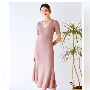 V-NECK SHORT SLEEVE RIBBED KNIT DRESS IN DUSTY PINK